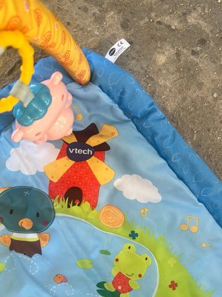 Parque infantil con arco de juegos