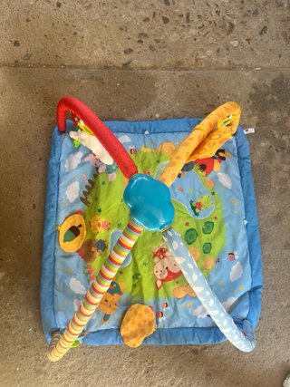 Parque infantil con arco de juegos
