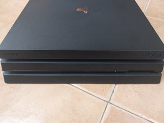 PS4 Pro 1TB Negra + Mando y Cables