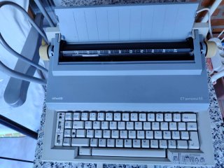 Máquina de escribir eléctrica  Olivetti ET 55.