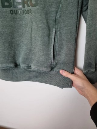 Sudadera verde con capucha