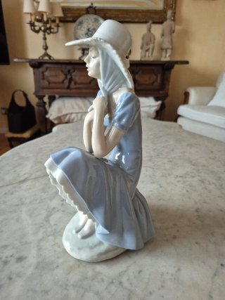 Figura Nao porcelana mujer con sombrero