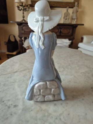 Figura Nao porcelana mujer con sombrero