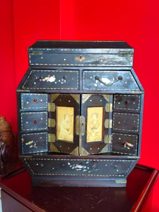 Antiguo Mueble joyero lacado con nacar japones