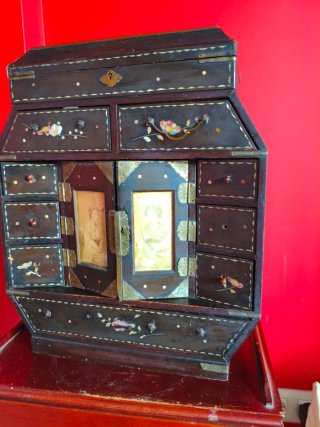 Antiguo Mueble joyero lacado con nacar japones