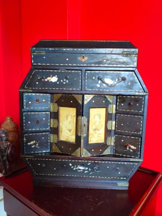 Antiguo Mueble joyero lacado con nacar japones