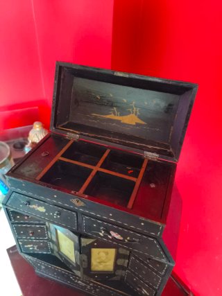 Antiguo Mueble joyero lacado con nacar japones