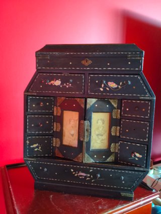 Antiguo Mueble joyero lacado con nacar japones