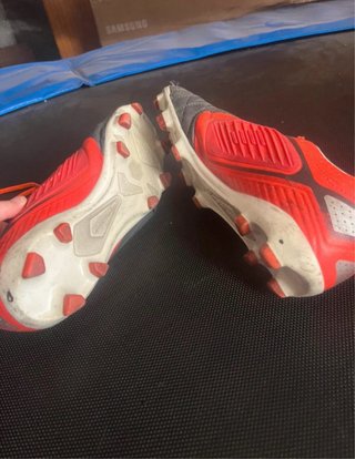 Zapatillas de fútbol grises y naranja