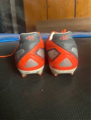 Zapatillas de fútbol grises y naranja