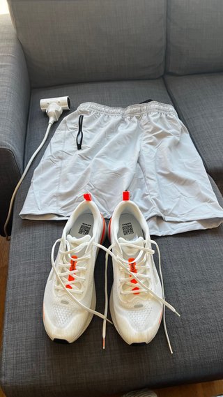 Zapatillas deportivas blancas y naranjas