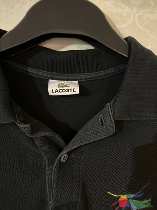 Polo Lacoste nero con logo colorato