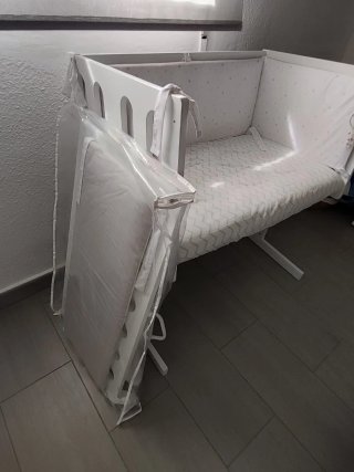 Cuna de bebé blanca