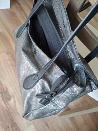 Bolso de hombro UGG ESSENTIALS plata y negro