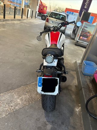 Yamaha XSR700 Roja y Blanca