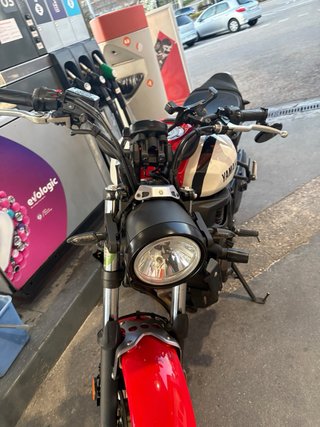 Yamaha XSR700 Roja y Blanca