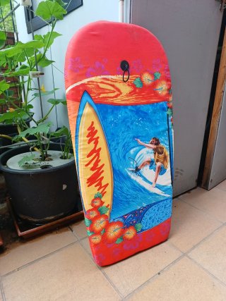 Tabla de surf con diseño de olas