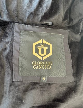 Chaquetón negro con capucha y pelo