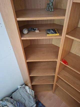 Estantería esquinera madera roble Ikea Billy.