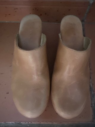 Zuecos de madera marrones