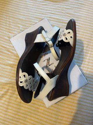 Sandalias blancas florales talla 37