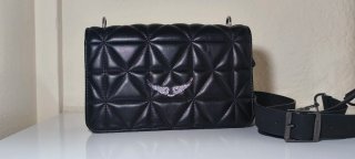 Bolso negro acolchado con alas