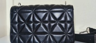 Bolso negro acolchado con alas