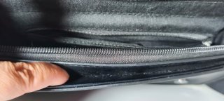 Bolso negro acolchado con alas