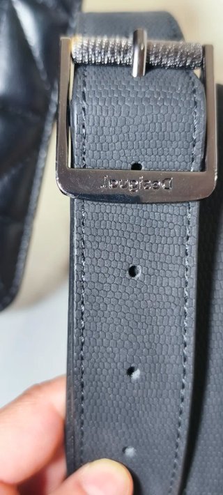Bolso negro acolchado con alas