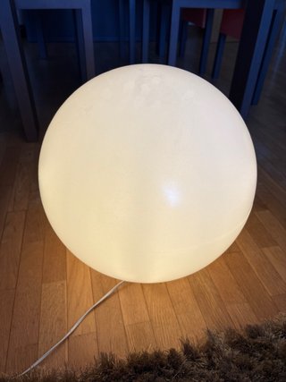 Lámpara de suelo esférica blanca