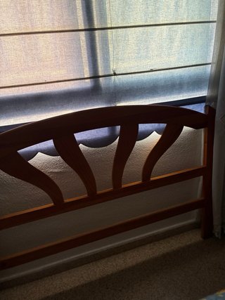 Cabecero de madera marrón