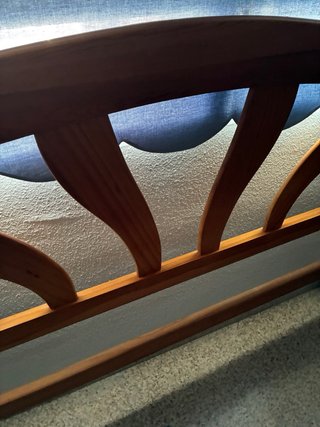 Cabecero de madera marrón