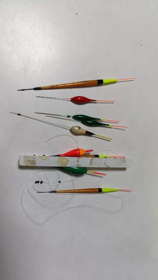 Caja con flotadores de pesca inglesa