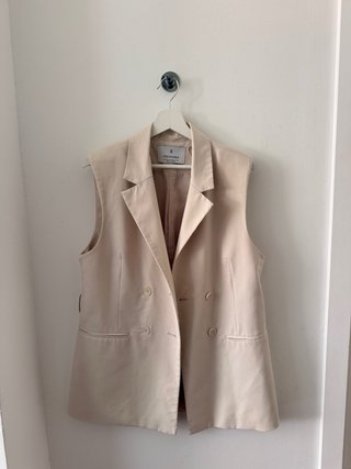 Chaleco beige de doble botonadura
