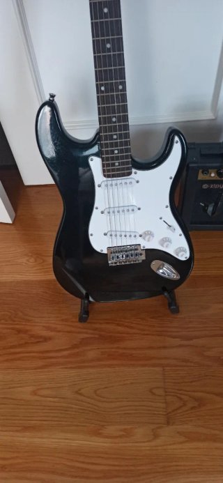 Guitarra Eléctrica Negra + Amplificador
