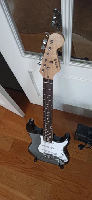 Guitarra Eléctrica Negra + Amplificador
