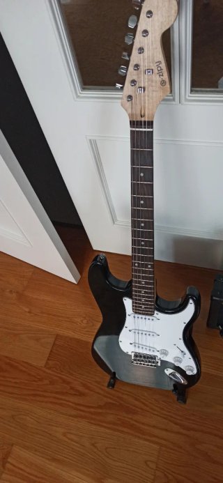 Guitarra Eléctrica Negra + Amplificador
