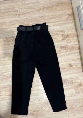 Pantalones negros con cinturón