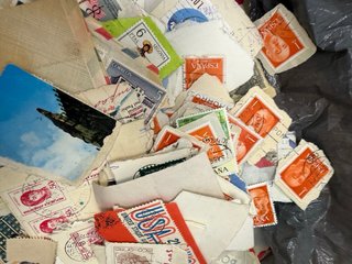 Lote 2 kilos de sellos españoles y extranjeros.