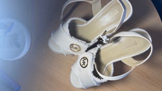 Sandalias Michael Kors Beige y Doradas.
