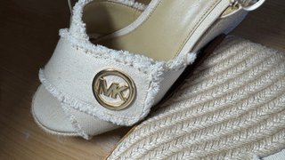 Sandalias Michael Kors Beige y Doradas.