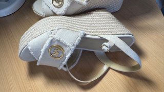 Sandalias Michael Kors Beige y Doradas.