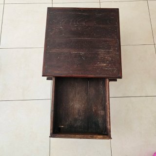 Mesa auxiliar de madera con cajón