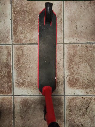 Patinete rojo y negro