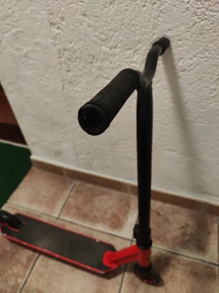 Patinete rojo y negro