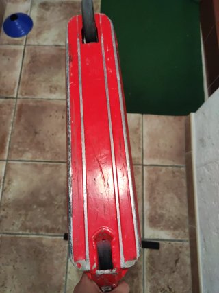 Patinete rojo y negro