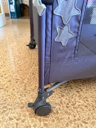Cuna de viaje colecho Babify con móvil