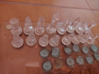 Tablero de ajedrez y damas de cristal