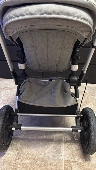 Carro de bebé gris