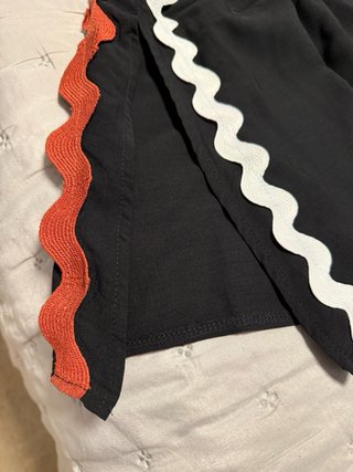 Vestido negro con detalles rojos y blancos